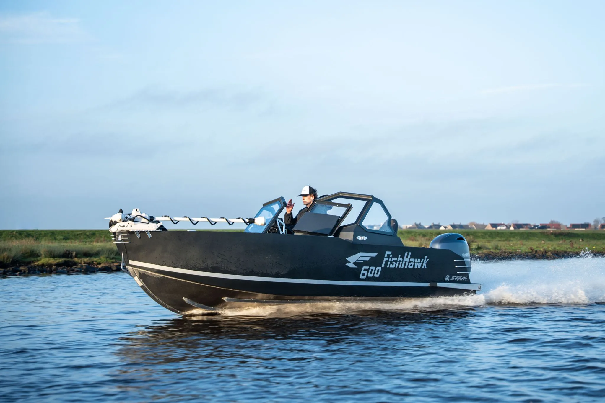 FishHawk 600 planeert over het water in de volle vaart