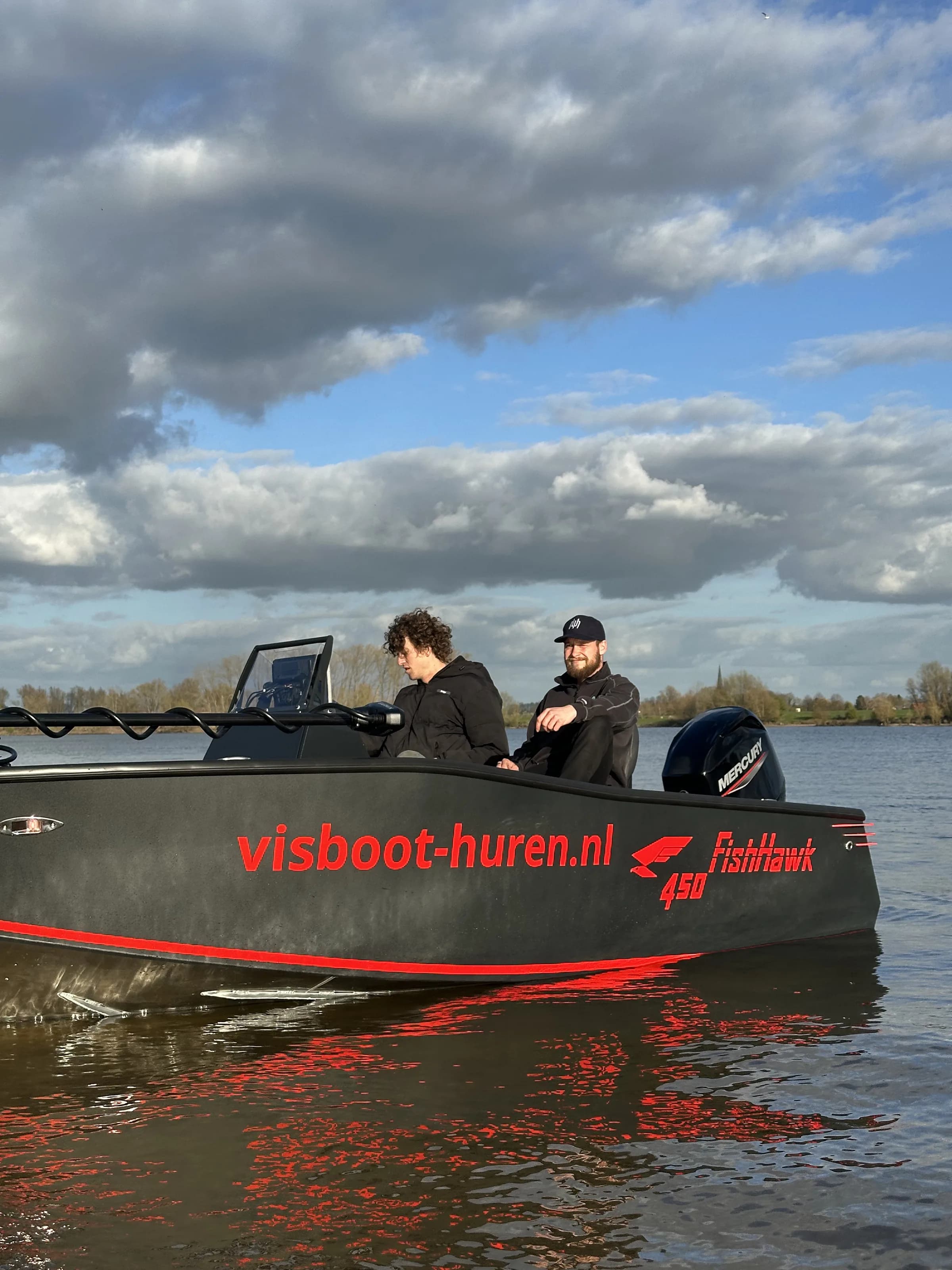 FishHawk 450 van voren gezien, met rode bies weerspiegeld in het water