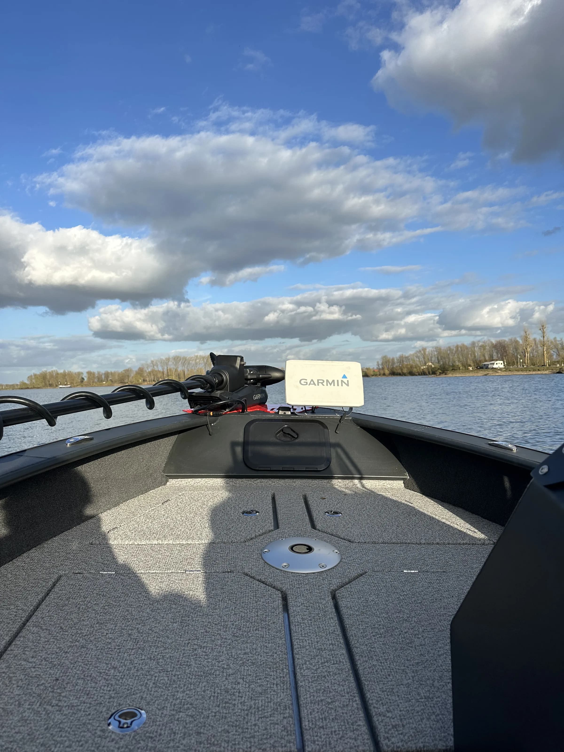 Blik vanaf de boeg met Garmin-sonar, open water vooruit